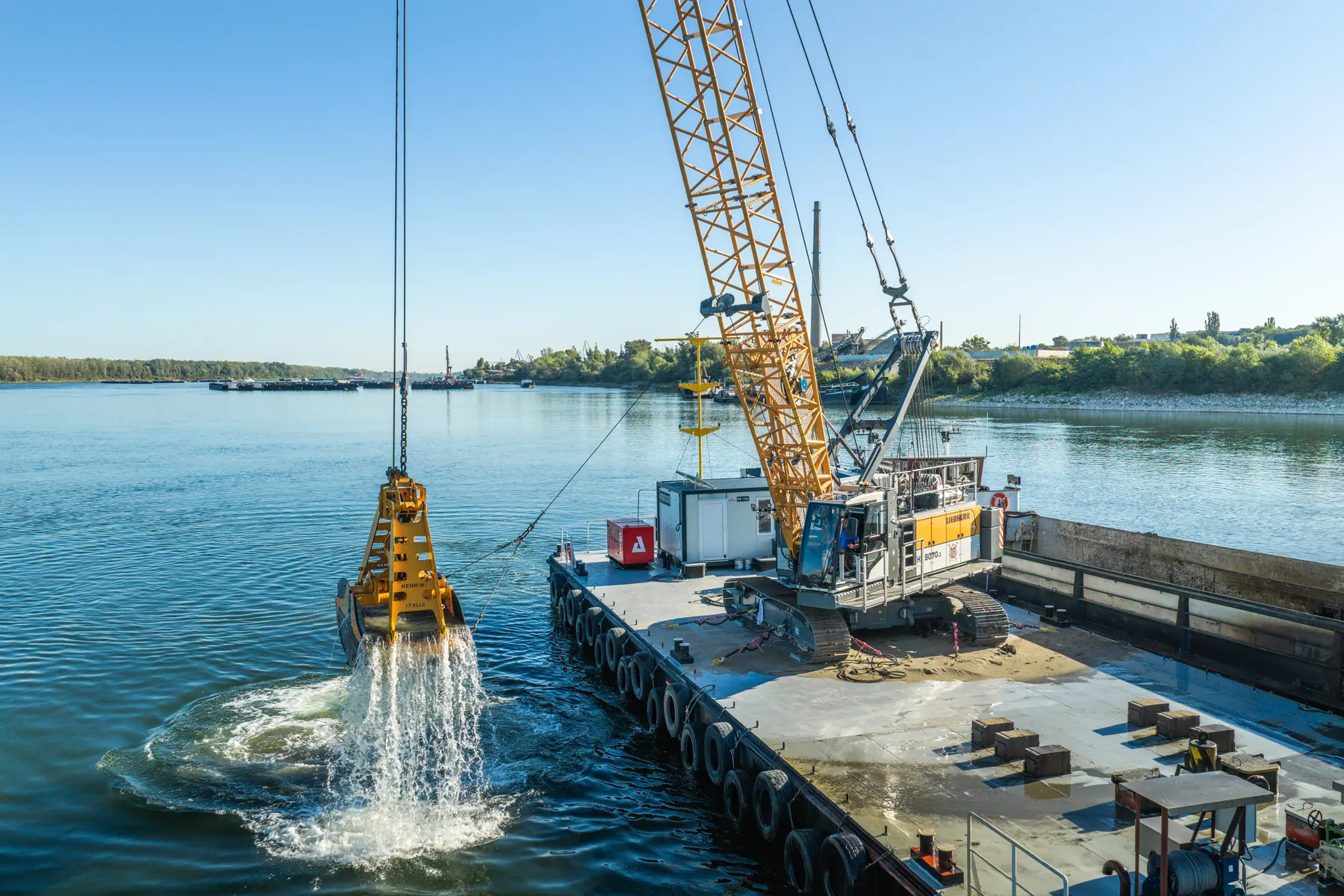 Плаващ кран LIEBHERR при добив от Дунав